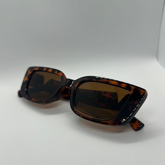 Chic Tortoiseshell V-Detail Sunglasses -Square Frame, Trendy Style UV protection main image 8